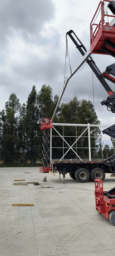 Izaje de viga de techumbre con grúa — Sociedad Agroforestal Santa María SpA