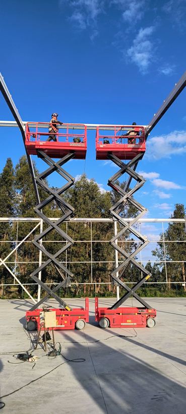 Soldadura en altura con plataformas tijera — Sociedad Agroforestal Santa María SpA
