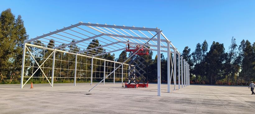 Estructura de galpón industrial en montaje — Sociedad Agroforestal Santa María SpA